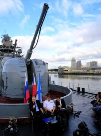 Ruský konzul Igor Chovajev a admirál Eduard Michajlov odpovídali na dotazy během improvizované tiskové konference na palubě protiponorkové lodi