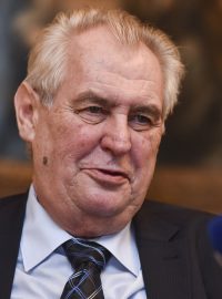 Zeman pogratuloval Macronovi ke zvolení, pozval ho do Česka
