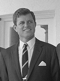 Bratři Kennedyovi v roce 1963 před Oválnou pracovnou. Zleva Robert, Ted a John.