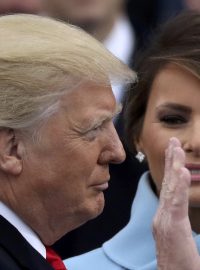 Nový první pár USA: Melania Trumpová pozoruje, jak její manžel Donald skládá přísahu jako 45. prezident Spojených států.