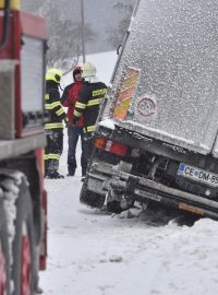 Hasiči vyprošťují kamion uvízlý na jedné z objízdných tras silnice I/38 nedaleko Štok na Havlíčkobrodsku