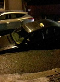 V centru Chebu se v sobotu v noci propadla vozovka v Lidické ulici. Do díry vjelo vozidlo taxislužby. Řidič nebyl zraněn.