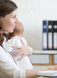 Žena s dítětem u počítače