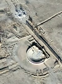 Rusko zveřejnilo záběry pořízené drony, které zachycují pokračující destrukci antické Palmýry.