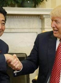 Donald Trump a japonský premiér Abé Šinzo