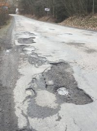 Silnice z Podělus do Týnce nad Sázavou je po letošní zimě rozbitá