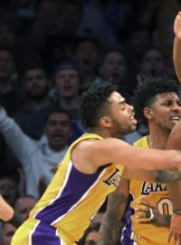 Strkanice mezi hráči Lakers a Bucks
