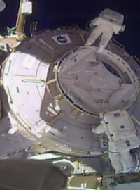 Astronauti montují nové kotviště na Mezinárodní vesmírnou stanici