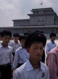 Severokorejští studenti před palácem Kumsusan poté, co vzdali úctu &quot;věčnému prezidentovi&quot; Kim Ir-senovi (ilustrační snímek).
