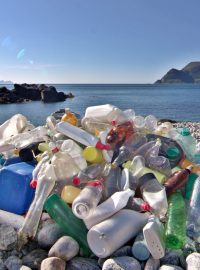 Výsledek úklidu pláže v odlehlé části Norska. Odpad sem přináší vítr a mořské proudy