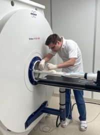 Dominik Havlíček umisťuje uspaného laboratorního potkana do nového experimentálního MR spektrometru