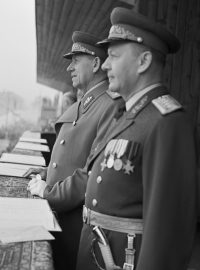 Alexej Čepička (zprava) a Antonín Zápotocký /Praha, Letenská pláň, vojenská přehlídka/