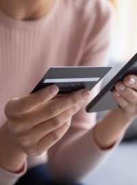 Žena nakupuje na internetu platební kartou