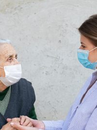 Lidé mohou navštívit své blízké v domovech pro seniory, nemocnicích nebo léčebnách dlouhodobě nemocných (ilustrační foto)