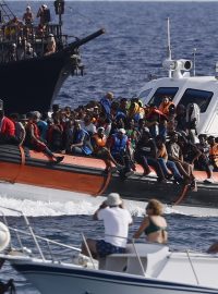 Migranti u břehů italského ostrova Lampedusa