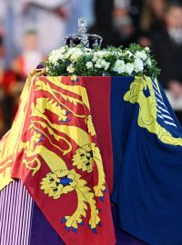 Rakev královny Alžběty II. ve Westminsterském sále v parlamentu byla zakrytá královskou standartou Velké Británie, na které na fialové sametové podušce spočívala britská imperiální koruna. Tu měla Alžběta II. na hlavě při své korunovaci v roce 1953.