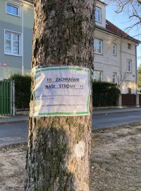 Na stromech ve Vojnovičově ulici je také informace o petici proti kácení