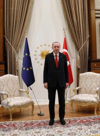 Předseda Evropské rady Charles Michel (vlevo) a předsedkyně Evropské komise Ursula von der Leyenová během setkání s tureckým prezidentem Recepem Tayyipem Erdoganem