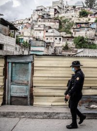 Posledním největším projektem Těšínského je focení drogových gangů v Guatemale, kam se ve skutečnosti dostal náhodou