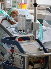 Na Oddělení resuscitace a intenzivní medicíny ve Fakultní nemocnici Ostrava jsou hospitalizovaní post-covidoví pacienti, kteří vyžadují nepřetržitou pomoc zdravotníků