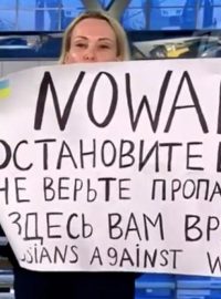 Ruská novinářka a producentka Marina Ovsjannikovová protestovala v živém vysílání ruské státní televize proti válce na Ukrajině