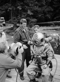 Československá televize natáčí akci potápěčů na Šumavě – údajný nález nacistického archivu v bednách na dně Černého jezera (3. července 1964)