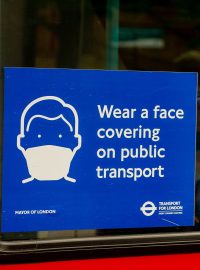 Apel na občany ve Velké Británii, aby nosili zakrytý obličej v hromadné dopravě