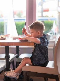 Dítě v restauraci