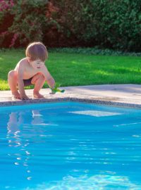 Dítě u bazénu