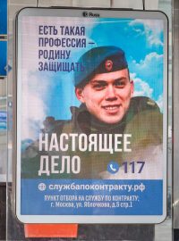 Billboard v Moskvě s nápisem „Existuje taková profese – bránit vlast“