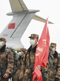 Členové vojenského zdravotnického personálu po příletu na letiště ve Wu-chanu