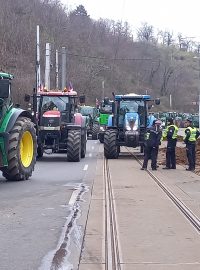 Zemědělci dorazili na protest do Prahy, před Úřad vlády vysypali chlévskou mrvu
