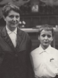 Zdeněk Klíma s maminkou u svatého přijímání v roce 1968