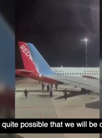 Dagestán a útok na cestující z Izraele (Captain of one of the planes, landed at Dagestan International Airport warns passengers to stay put, and not leave the plane)