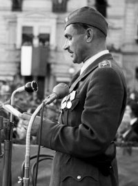 Velitel partyzánské skupiny major Viliam Žingor během oslav 1. výročí Slovenského národního povstání v Banské Bystrici 29. srpna 1945