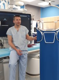 Primář kardiologie Marcel Heczko oceňuje, jak nový typ obleku šetří operatérova záda