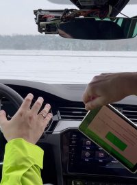 Aby auto zatočilo, je potřeba tabletem otočit jako volantem a zároveň ho naklopit, aby zrychlilo