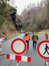 V Hřensku pokračuje sanace nestabilních skalních bloků nad silnicí na Mezní Louku