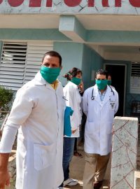 Kubánští lékaři vyhledávají pacienty s možnými příznaky na covid-19