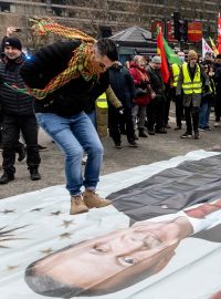 Demonstrace Kurdského centra pro demokratickou společnost ve švédském Stockholmu