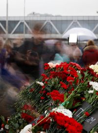 Tisíce Rusů přišlo na místo tragické střelby v Crocus City Hall uctít památku obětí