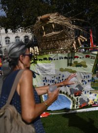 Demonstrace na podporu ekologických aktivistů, kteří nesouhlasí s vodní nádrží v Sainte Soline