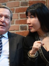 Bývalý německý kancléř Gerhard Schröder se svojí ženou