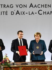 Smlouvu o spolupráci podepsali Angela Merkelová a Emmanuel Macron v Cáchách