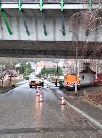 Silničáři zabezpečují dálniční most v Koštově na Ústecku, ze kterého odpadává beton