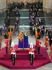 Veřejnost se mohla přijít rozloučit s královnou Alžbětou II. do Westminsterského sálu parlamentu od středečního večera do pondělního rána