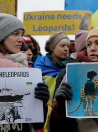 Demonstrace Ukrajinců před budovou Evropské rady v Bruselu na podporu dodávek tanků Leopard
