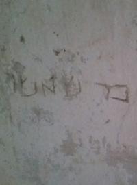 V Kurovicích na Kroměřížsku objevili dělníci při opravě tvrze unikátní hebrejský nápis.