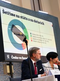 Ministr financí Zbyněk Stanjura (ODS) představuje vládní konsolidační balíček