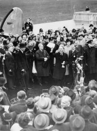 Neville Chamberlain oznamuje, že podpisem Mnichovské dohody &quot;přinesl mír&quot;